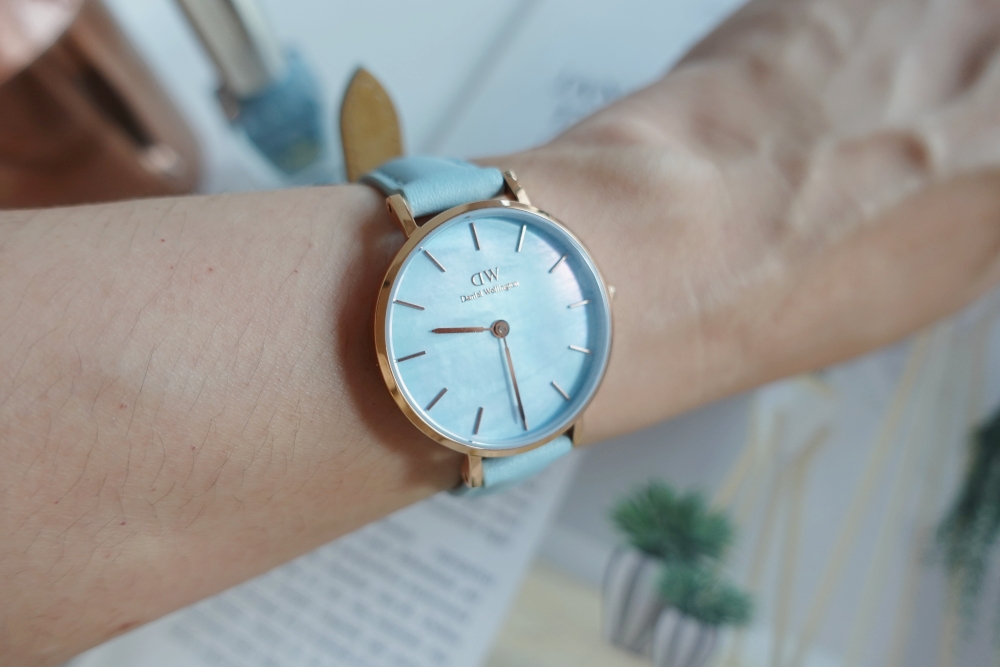 粉藍色手錶推薦：超美粉彩色DW手錶，Daniel Wellington全新貝殼粉色腕錶系列藍風鈴手錶Petite Bluebell夢幻偏光珍珠母貝錶面