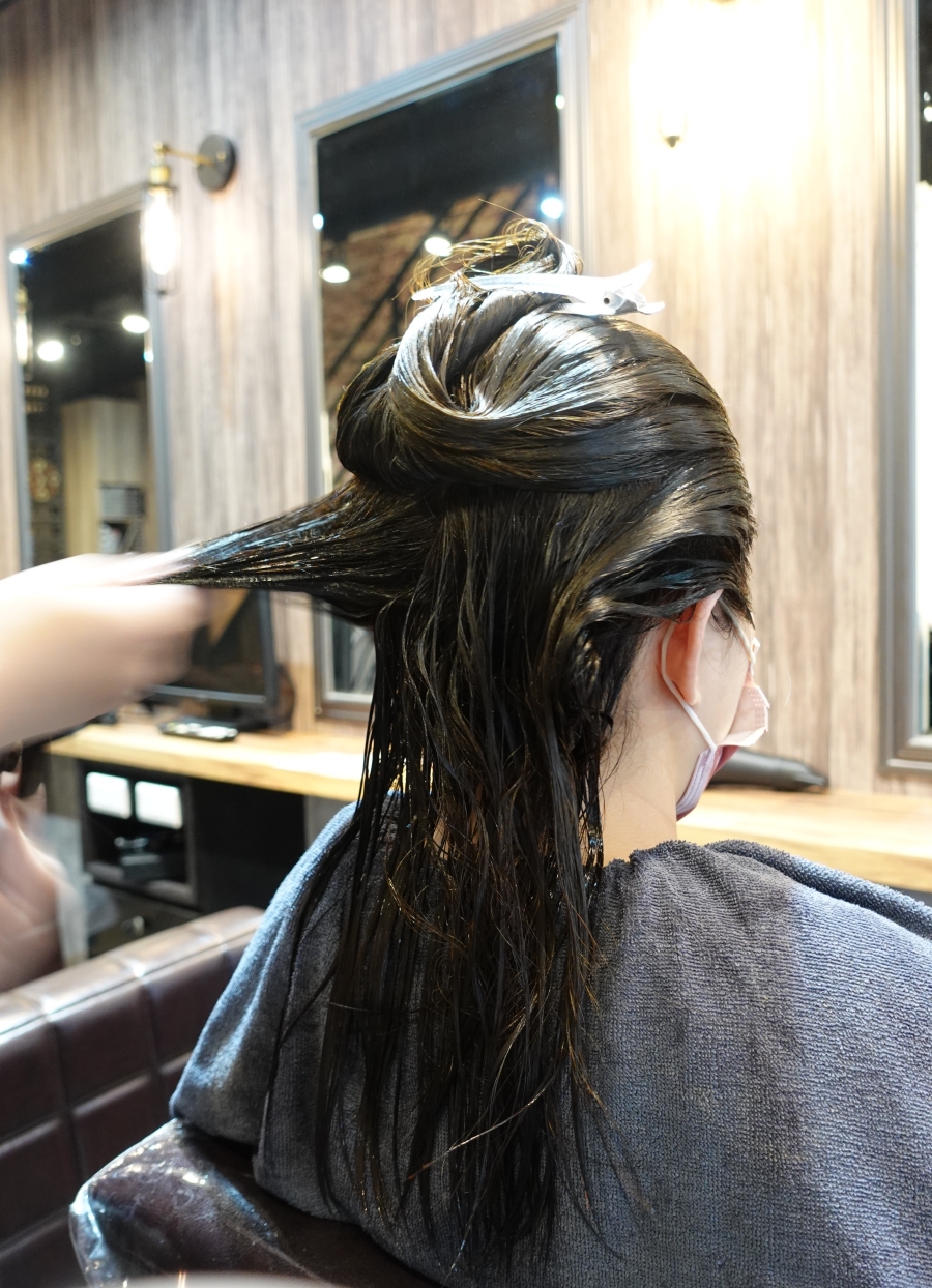 七大界髮廊設計師把一劑～三劑分次上到頭髮上，均勻塗抹，等待頭髮吸收後再沖洗掉，或是藉由烘罩把營養素帶進去髮絲裡～

換完的頭髮摸起來好像絲綢一樣啊！超級柔順～