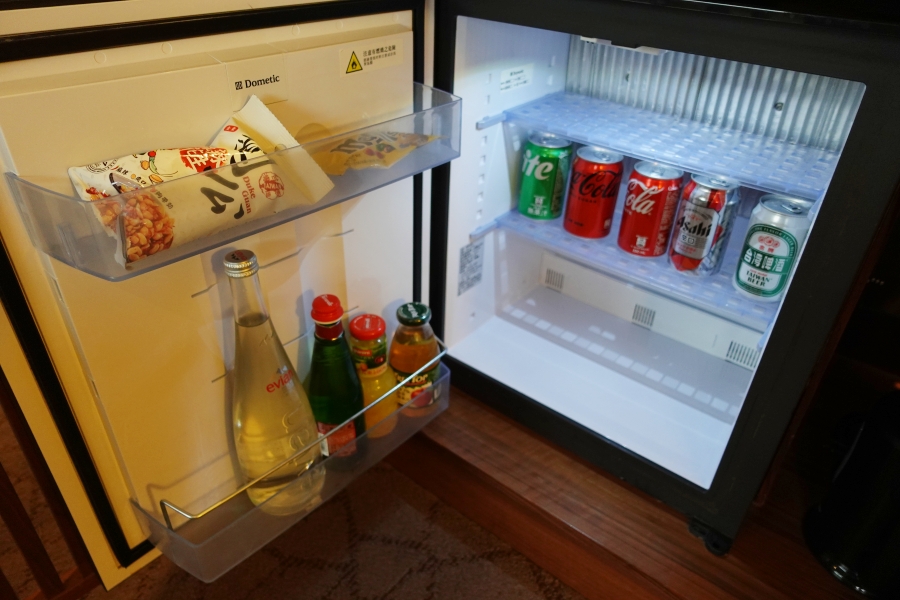 台北遠東香格里拉尊榮家庭房小冰箱裡面有酒水零食，不過這是要收費的喔！