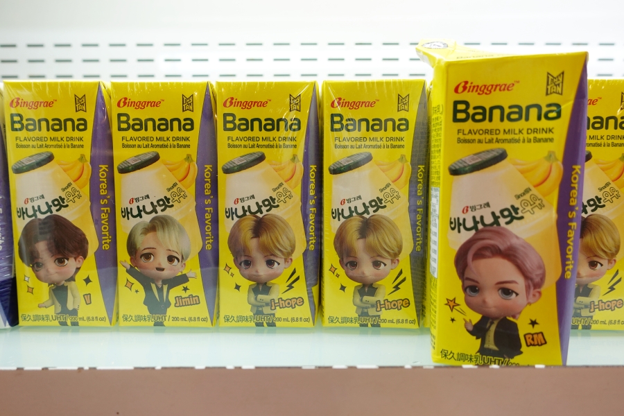 BTS是韓國香蕉牛奶的代言人，所以全部都印上Q版包裝好可愛