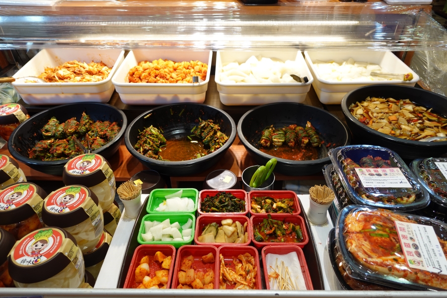 韓風春之季韓國商品展的手作泡菜可以免費試吃喔！種類真的超級豐富，不禁讓人聯想到韓劇主角吃拉麵配泡菜的畫面