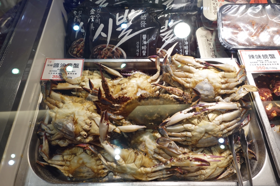 韓風春之季韓國商品展也有醃好的醬油螃蟹，超大一隻喔
