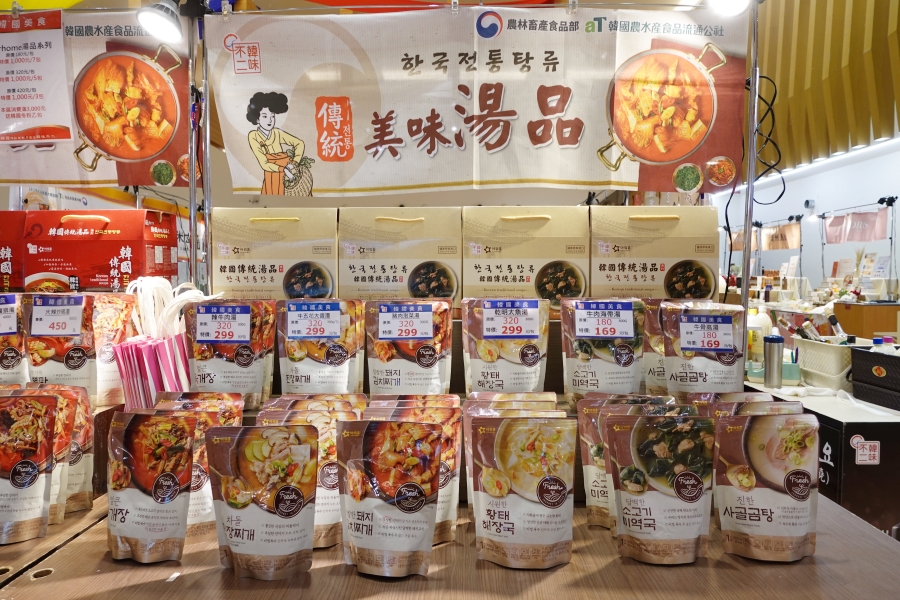 韓風春之季韓國商品展也有賣韓國傳統湯品真空包耶，買回家隔水加熱後就能吃了，太方便了