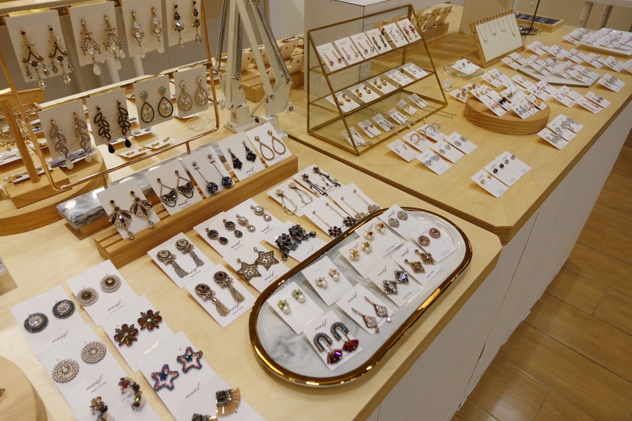 韓國飾品攤位的這些耳環好美，我看上了好幾副耳環呢！