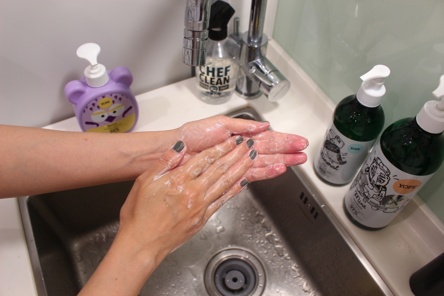 波蘭YOPE廚房去味香氛植粹洗手露潔癖人必備！這瓶放在廚房流理台，可以隨時洗去手指沾染生鮮食材的腥味、臭味，也能洗掉手上沾染的細菌