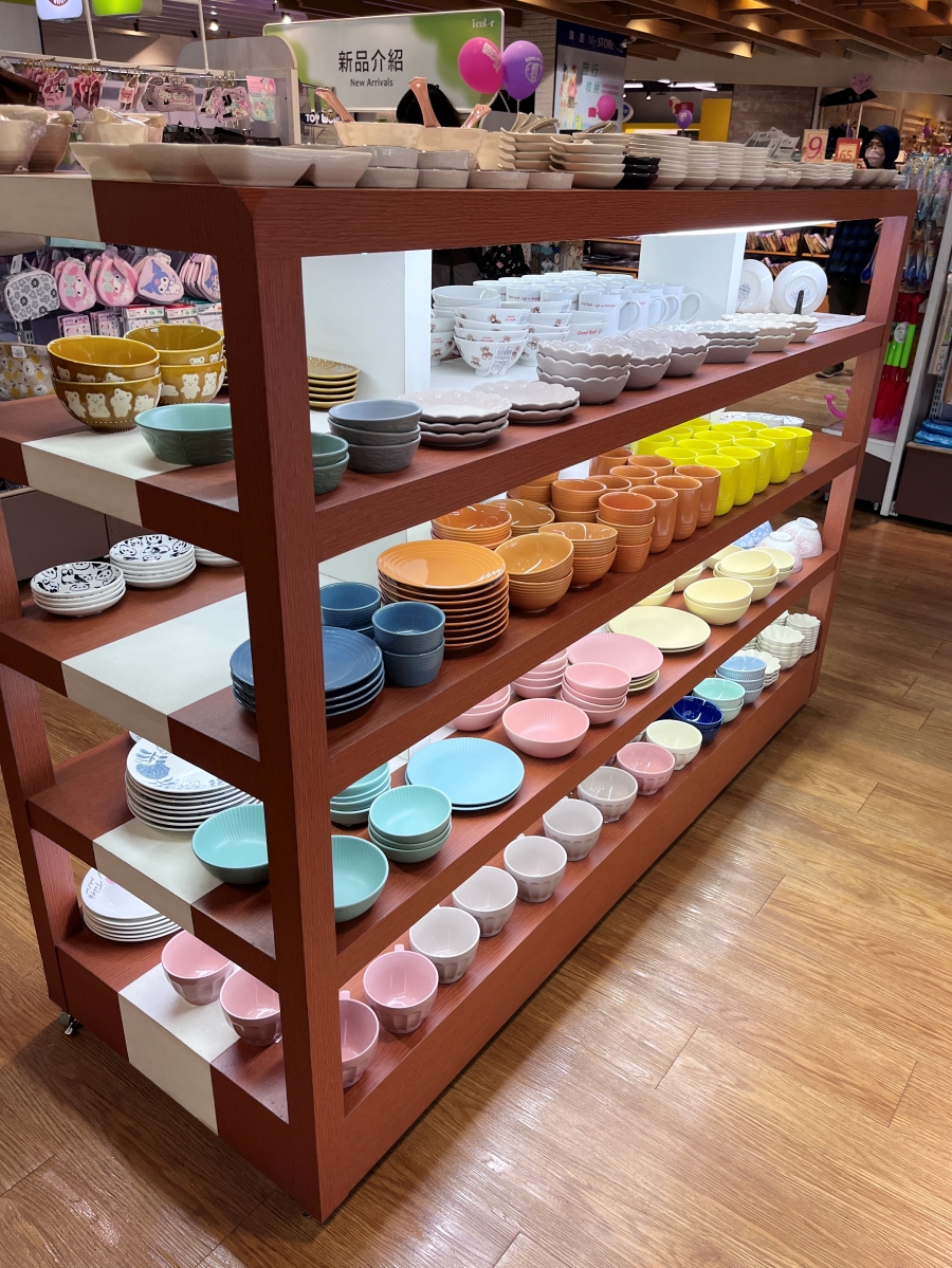 承襲日式餐具的特色，台灣icolor碗盤尺寸都不大，且顏色繽紛，設計也可愛喔