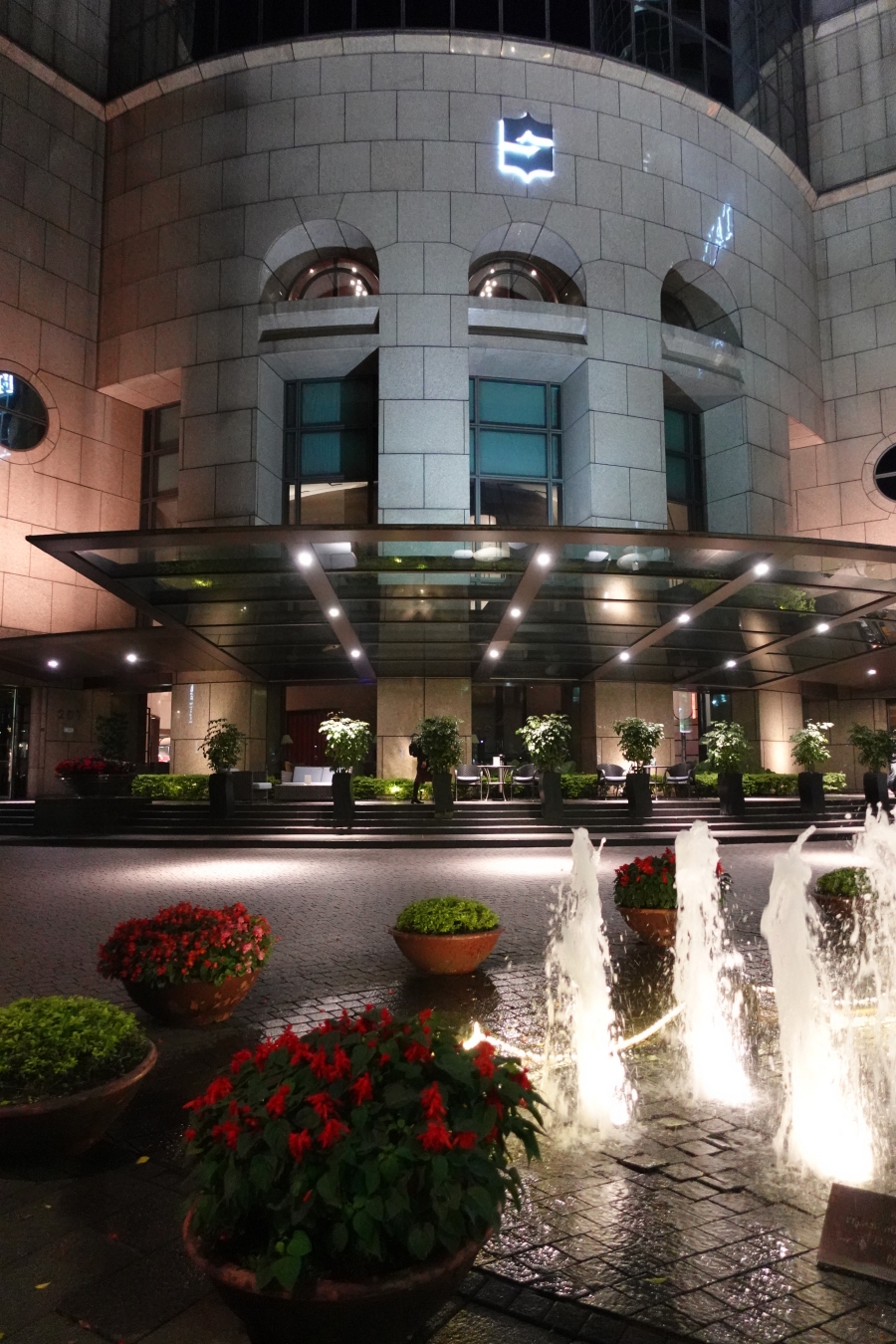 台北五星級飯店遠東香格里拉飯店門口噴水池夜景