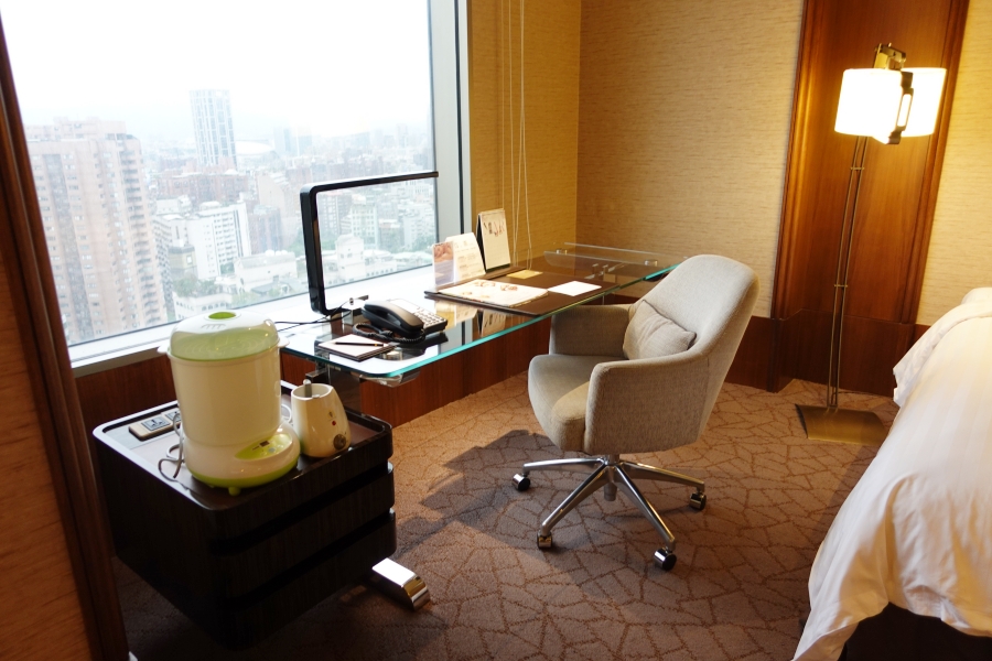 台北五星級飯店遠東香格里拉尊榮家庭房四人房-超大辦公桌視野超好，面對101城市景觀