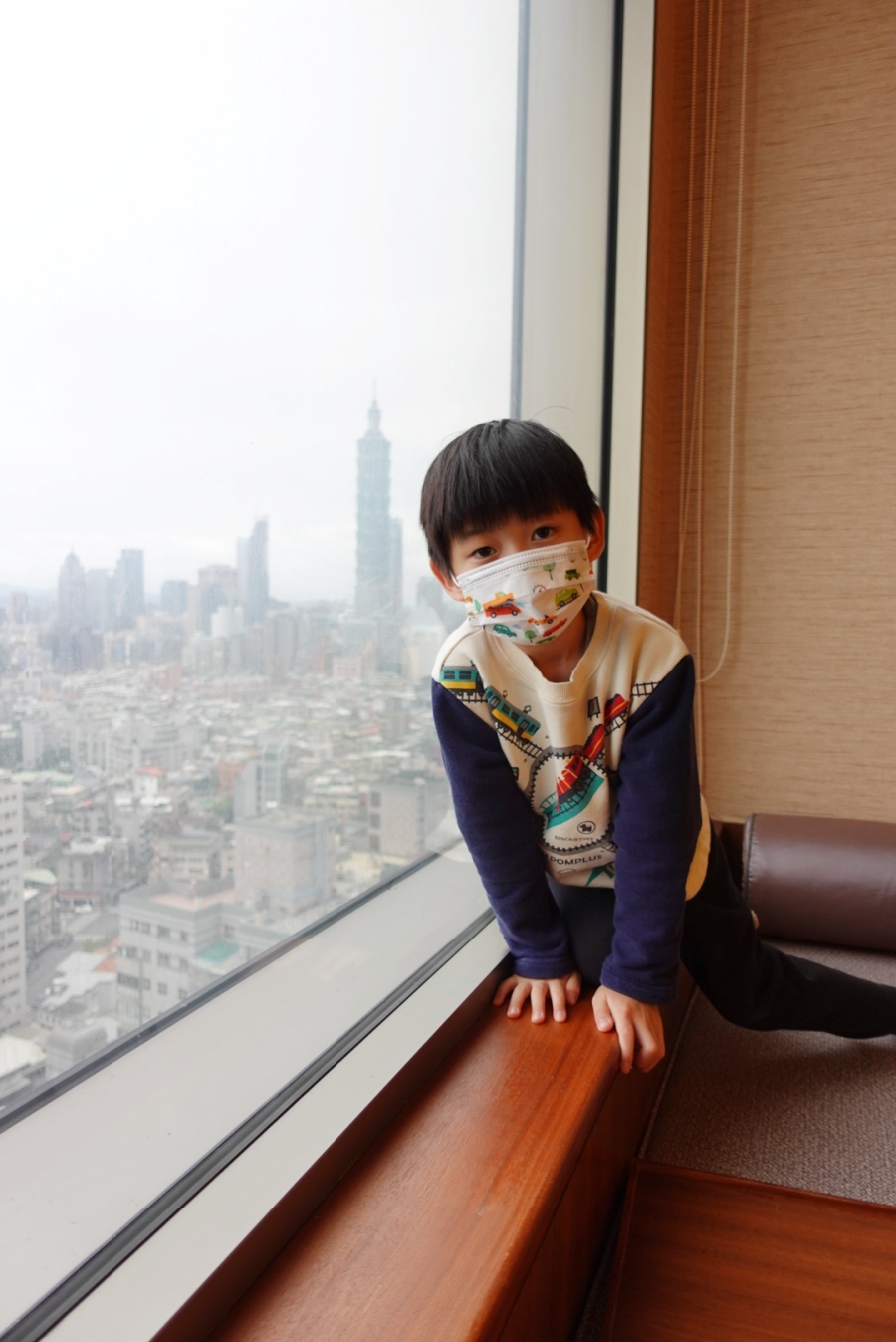 台北五星級飯店遠東香格里拉尊榮家庭房四人房開箱住宿心得-在房間內就能看到101