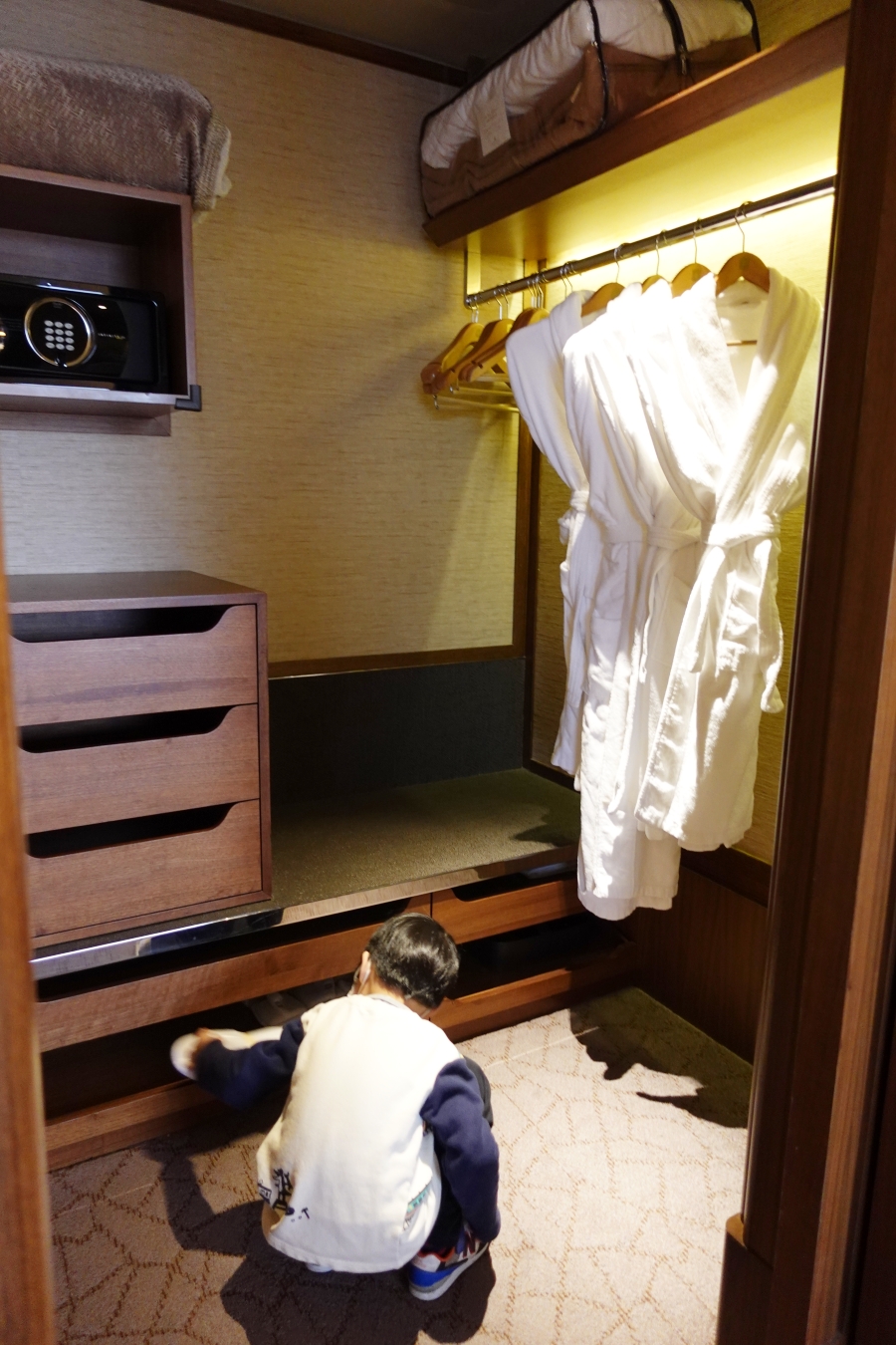 台北五星級飯店遠東香格里拉尊榮家庭房四人房開箱住宿心得，有專屬更衣間衣帽間