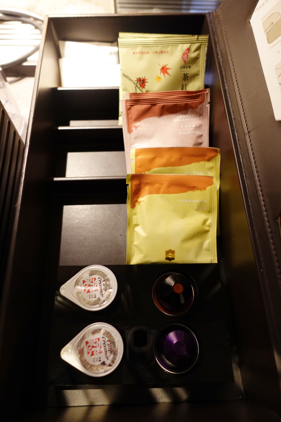 台北五星級飯店遠東香格里拉尊榮家庭房四人房開箱住宿心得，房內提供茶包與膠囊咖啡