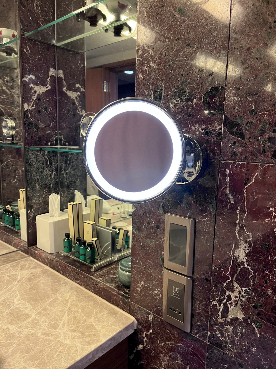 台北五星級飯店遠東香格里拉尊榮家庭房四人房開箱住宿心得，浴室內有可移動化妝鏡