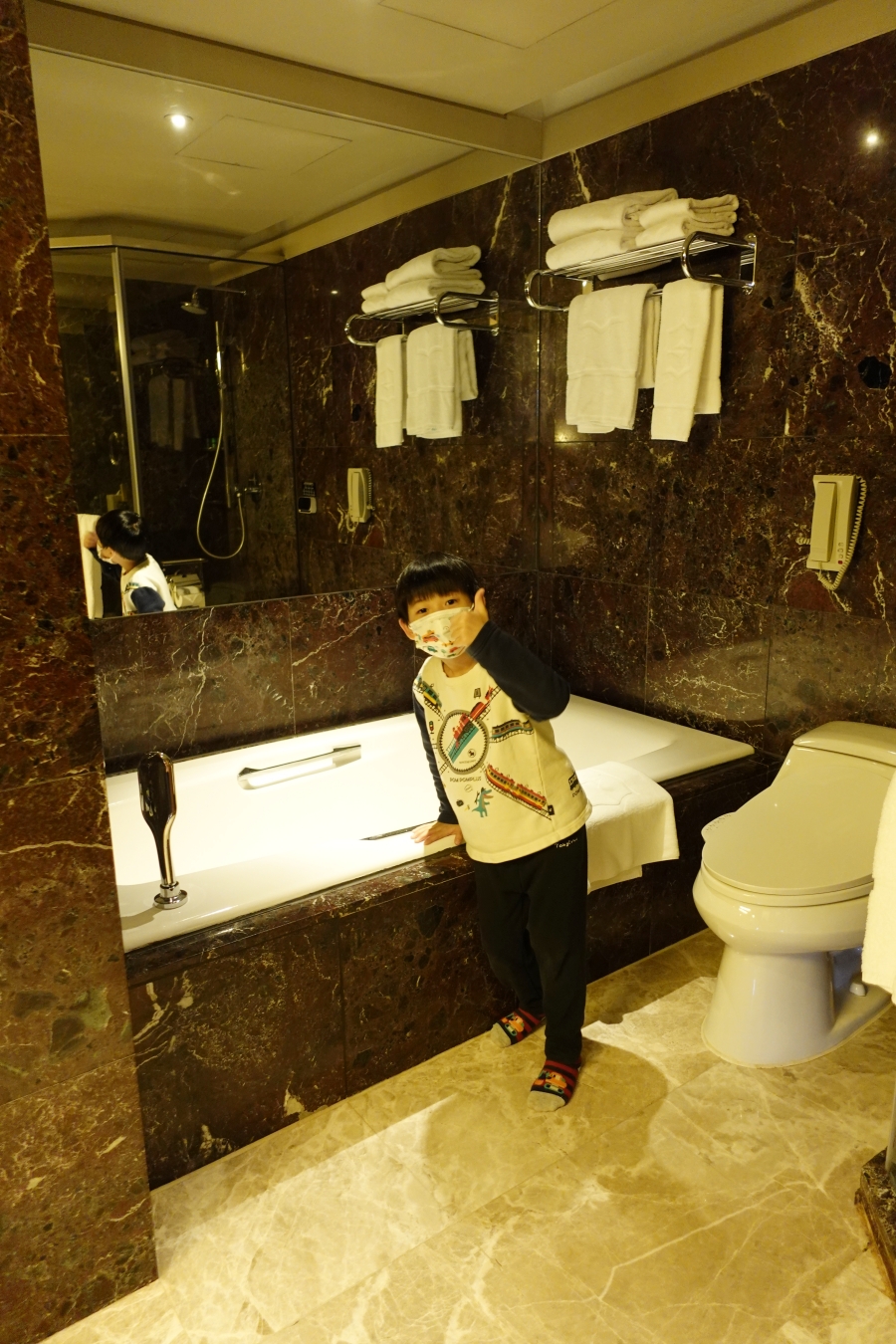 台北五星級飯店遠東香格里拉尊榮家庭房四人房開箱住宿心得，浴室有浴缸可以泡澡，還有提供浴鹽