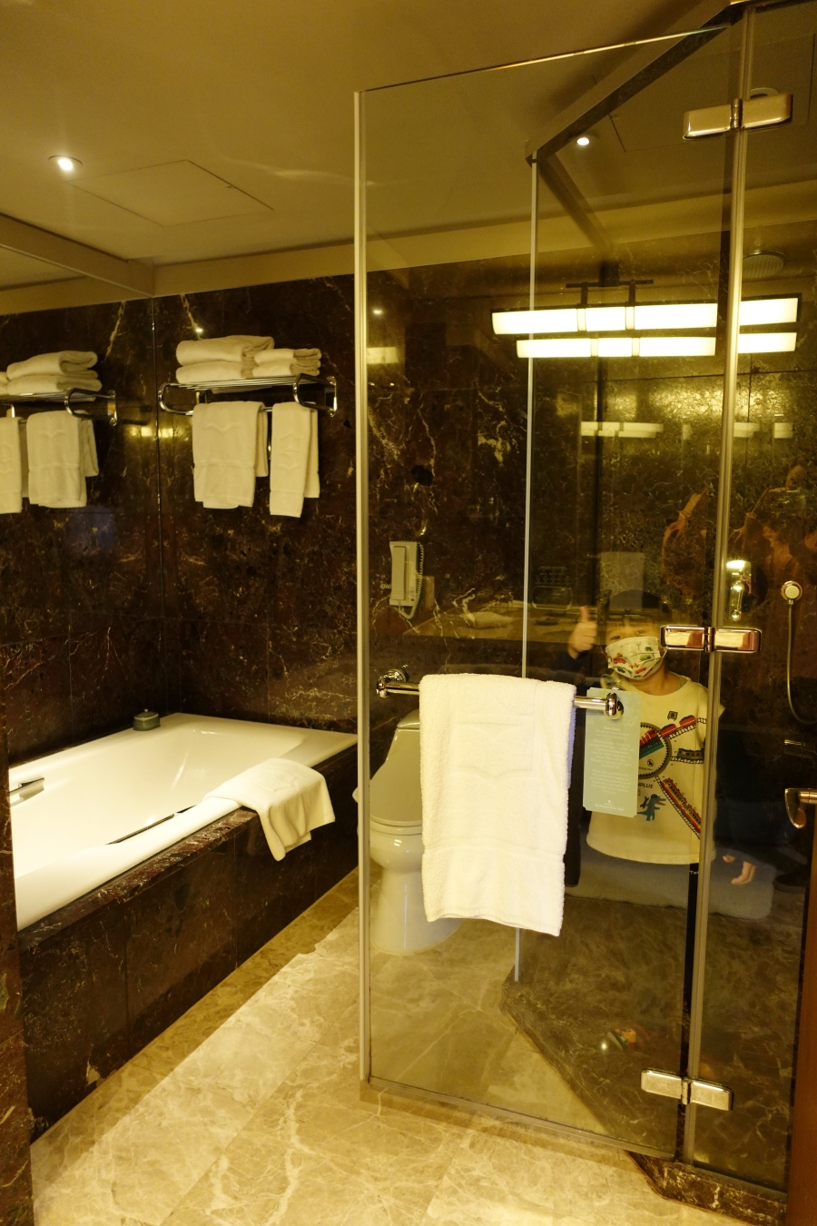 台北五星級飯店遠東香格里拉尊榮家庭房四人房開箱住宿心得，乾濕分離浴室
