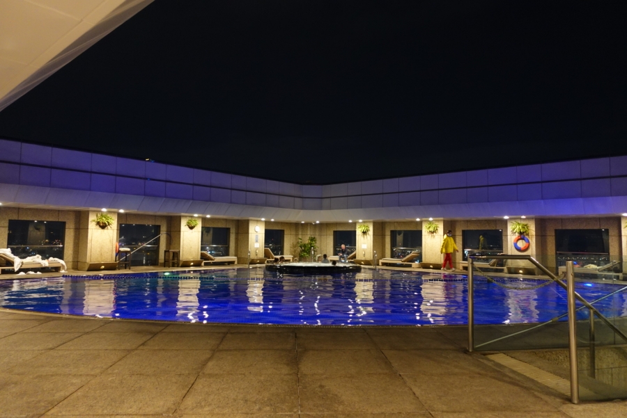 台北遠東香格里拉飯店43樓露天游泳池