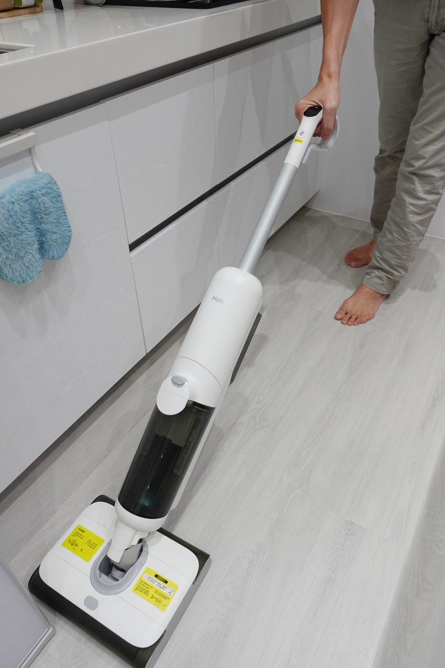 Haier海爾雙動力智慧洗地機X9有除菌模式能自製除菌水，像是廚房這種比較容易有油污的地方，用除菌模式就能快速把地板拖乾淨