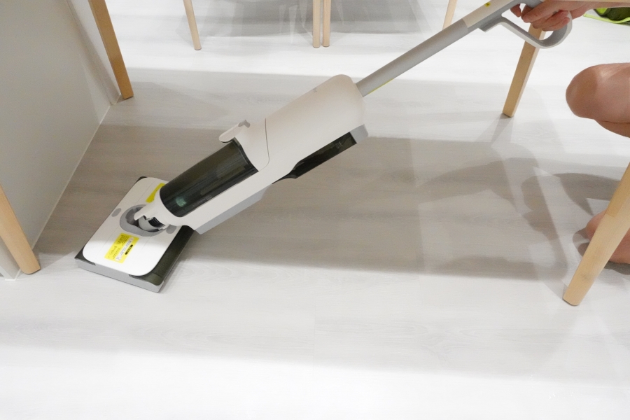 Haier海爾雙動力智慧洗地機X9清潔餐桌底下很方便，馬上去除油漬