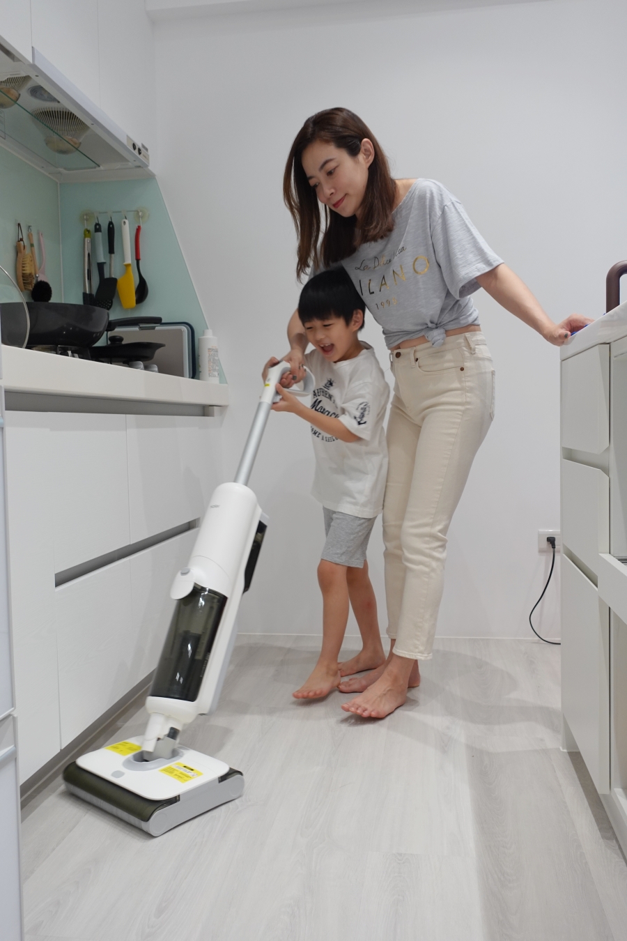Haier海爾雙動力智慧洗地機X9跟孩子一起搶著做家事，輕輕鬆鬆優雅拖地才是主婦好幫手