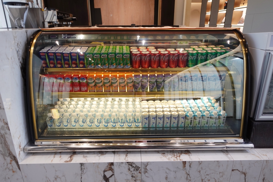 新濠一滙 基地在江子翠商圈 接待中心有吧檯區，提供各式果汁和飲料喔