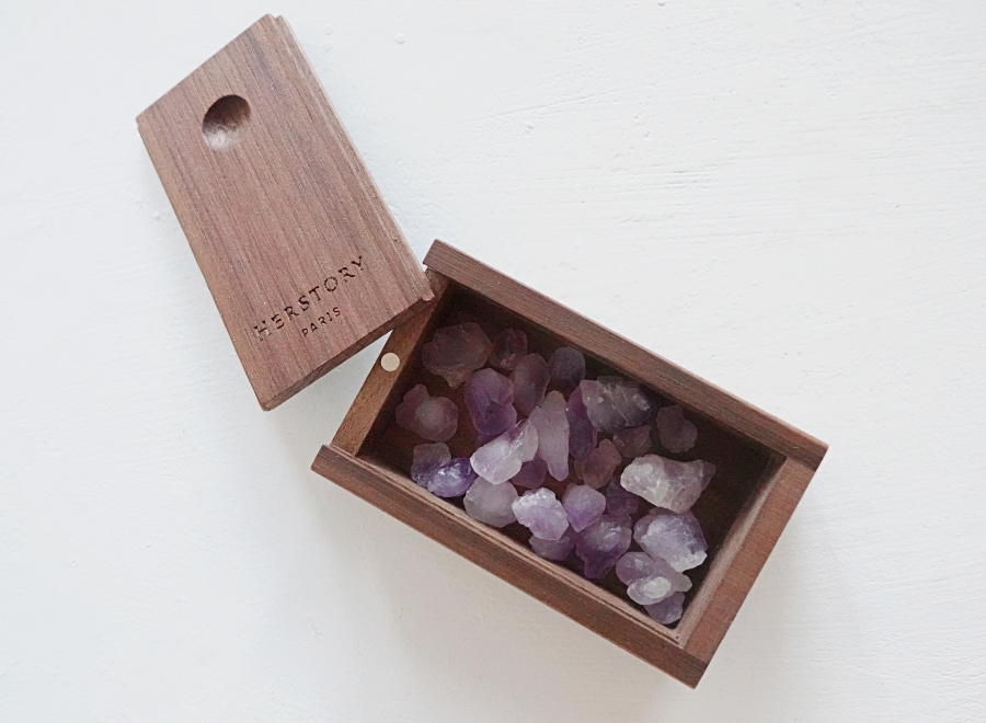 HERSTORY頂級原木水晶擴香盒是什麼？這是個比手掌還小的精巧小木盒，蓋子推開後裡面裝滿了沒有加工的紫水晶原礦