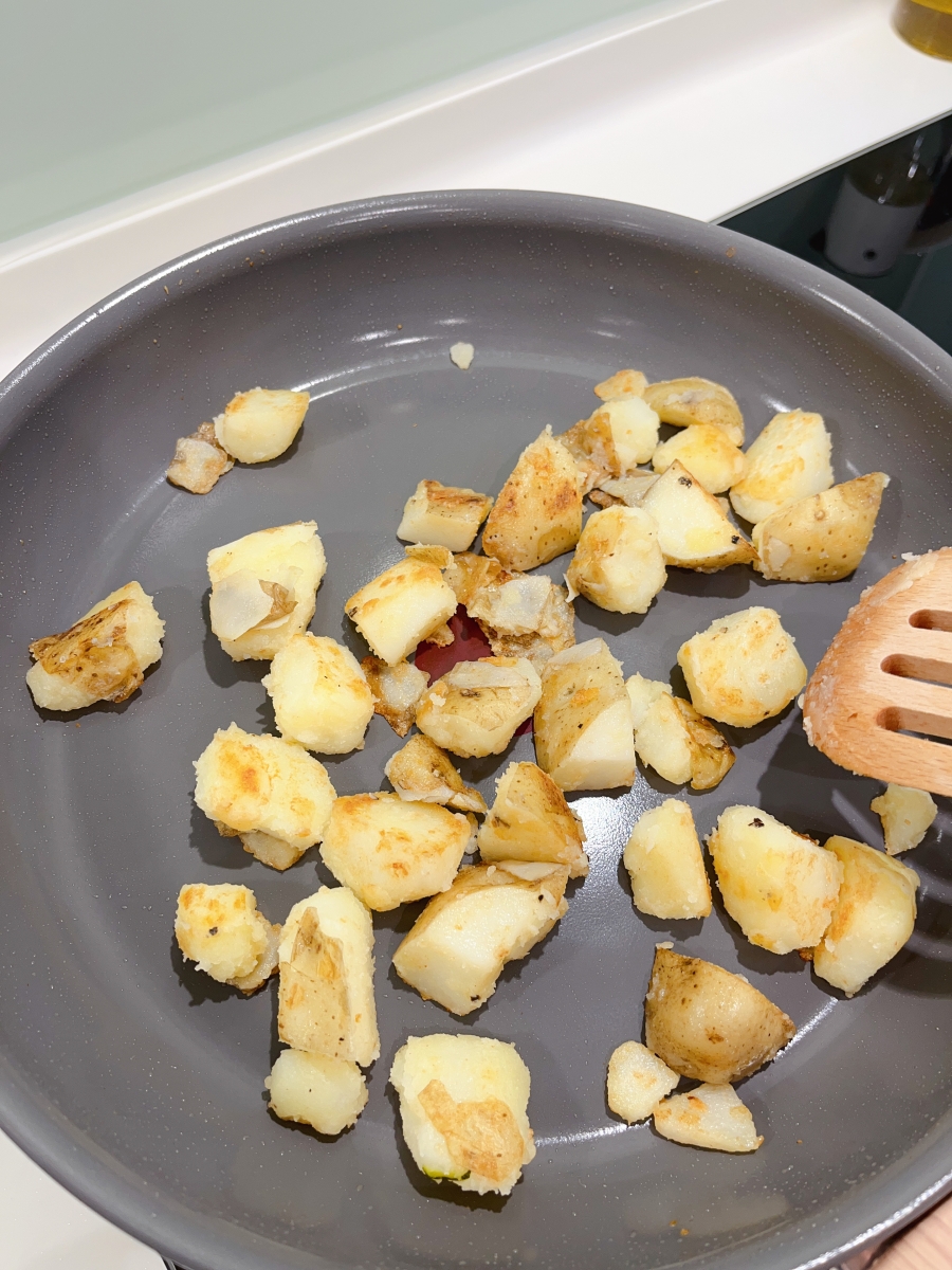 用Tefal法國特福綠生活陶瓷不沾鍋平底鍋煎馬鈴薯塊，煎出像早午餐廳賣的美式薯塊一點都不難