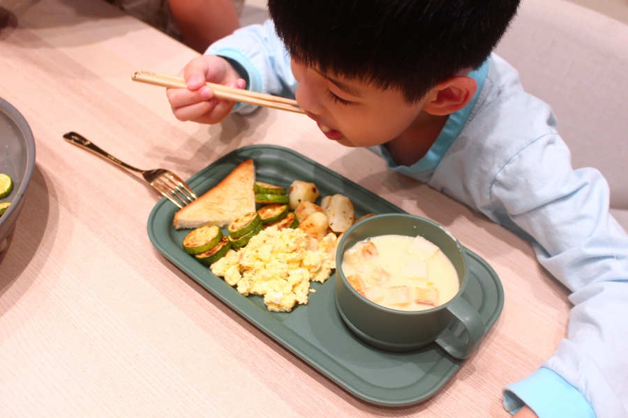 用Tefal法國特福綠生活陶瓷不沾鍋平底鍋煮一餐簡單美味的早午餐給孩子吃