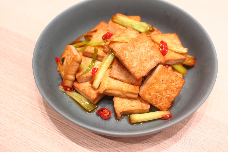 用Tefal法國特福綠生活陶瓷不沾鍋平底鍋煮出來的紅燒豆腐，中式菜餚零失敗分享