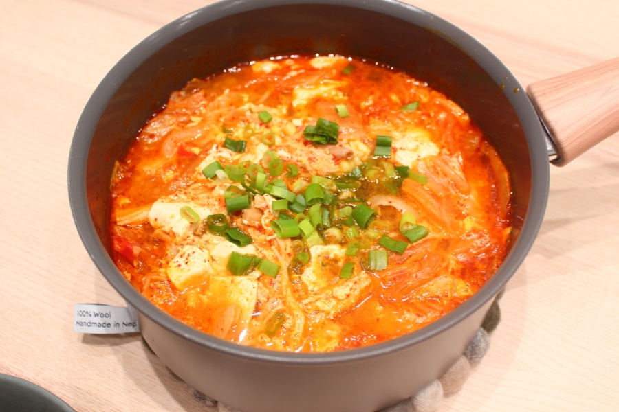 用Tefal法國特福綠生活陶瓷不沾鍋湯鍋來煮韓式豬肉泡菜豆腐湯，成品分享