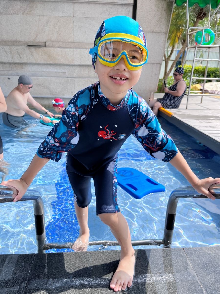 穿著英國Splash About潑寶兒童泳衣在宜蘭蘭城晶英玩水超開心