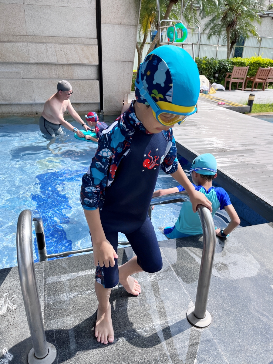 男孩泳衣哪裡買?英國Splash About潑寶兒童泳衣推薦有各種年齡層的泳衣，好看又好穿