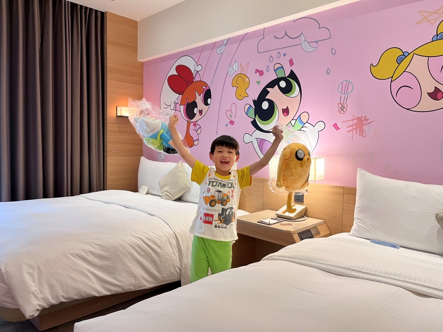 hotel cozzi台南和逸飯店台南西門館住宿心得-卡通頻道主題房隨機贈送兩隻玩偶