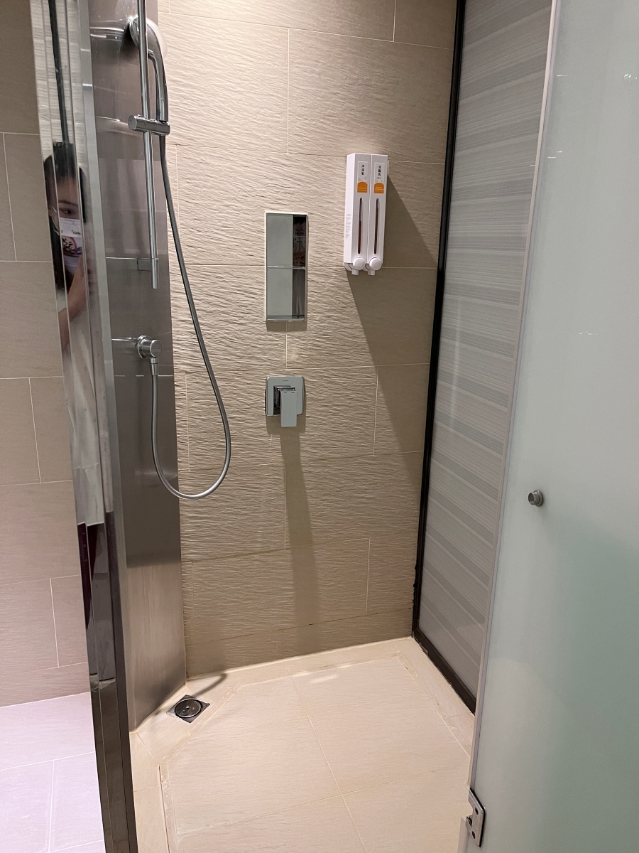 hotel cozzi台南和逸飯店台南西門館住宿心得-卡通頻道主題房乾濕分離淋浴間