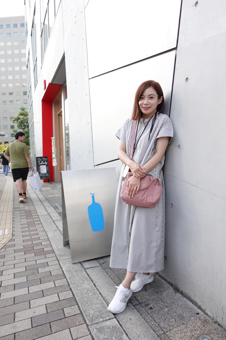 暑假去日本旅遊怎麼穿？大阪梅田藍瓶咖啡+Global Work長洋裝穿搭