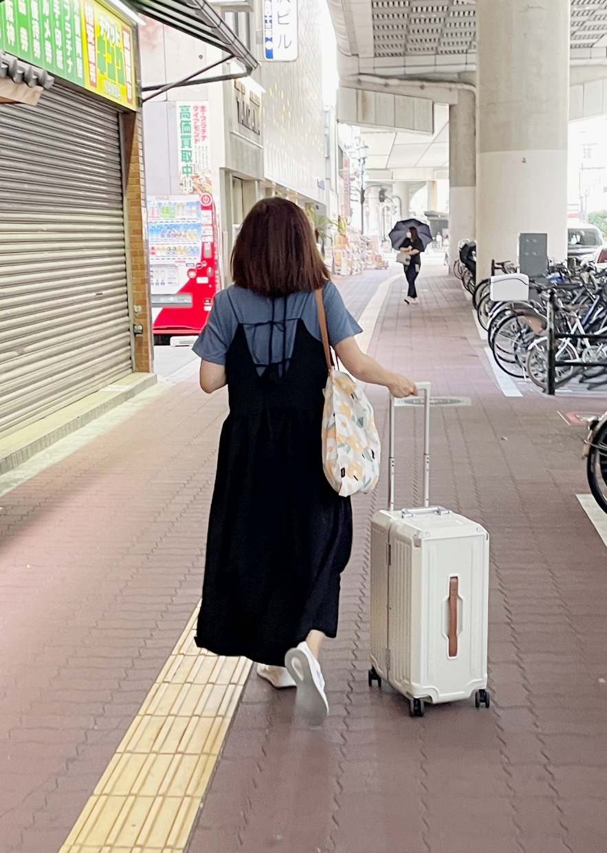 大阪暑假帶著孩子出遊如何穿搭，一件式洋裝超輕便還能防曬