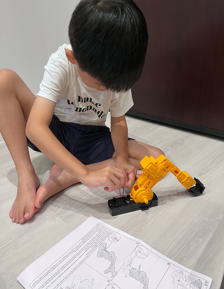 Kidzrobotix超級機械手臂讓孩子自己DIY動手組裝自己的機械手臂機器人，STEAM機器人玩具系列