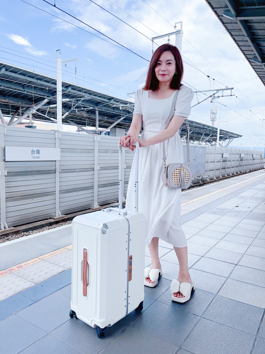 日本戰利品RODE SKO藤編包穿搭分享-白色洋裝穿搭