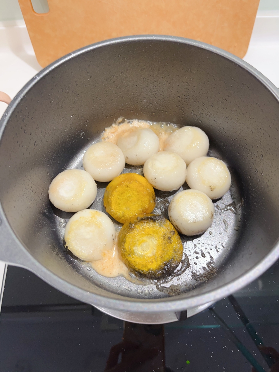 煎湯圓翻面煎，煎到兩面都是金黃色有酥脆的感覺就可以起鍋