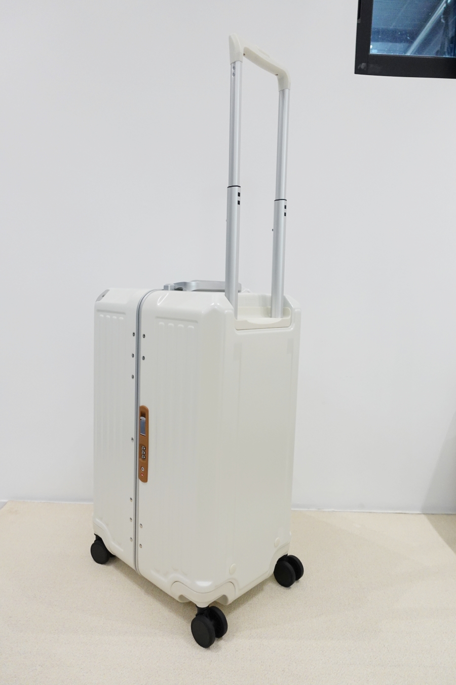 先來看一下這咖Melbourne墨爾本系列四輪對開胖胖行李箱絕美的外型吧
