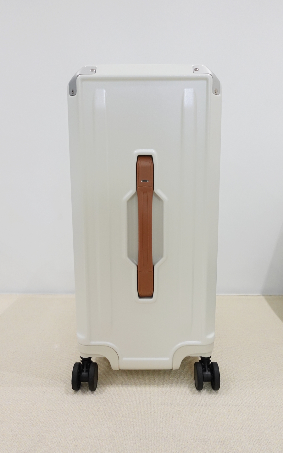 Melbourne墨爾本系列四輪對開胖胖行李箱的正面有一個皮革色把手的設計，增添了一點文青感