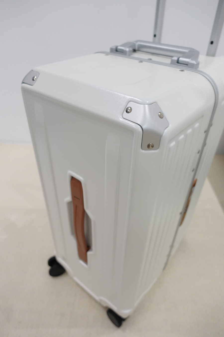 Melbourne四輪對開胖胖行李箱的四個角落，都有使用鋁合金材質+鉚釘包覆防撞包角，增加行李箱防撞耐撞的程度