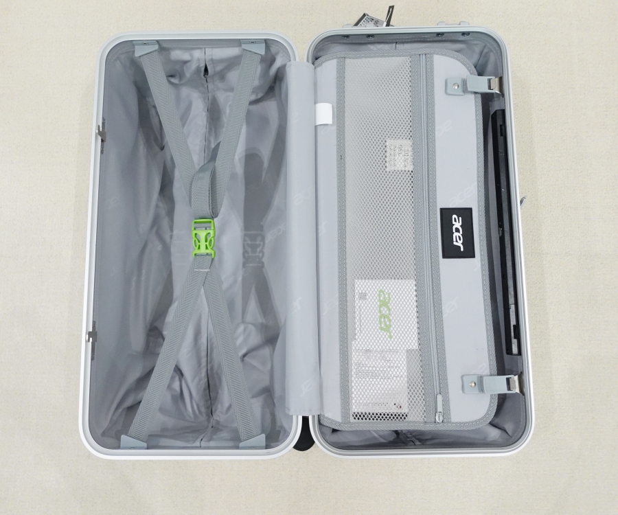 Acer墨爾本四輪行李箱是對開胖胖箱，置物空間其實很大喔