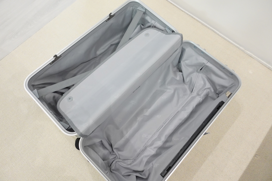 Acer墨爾本四輪對開胖胖箱的分隔網是連在行李箱上的，無法整片取下