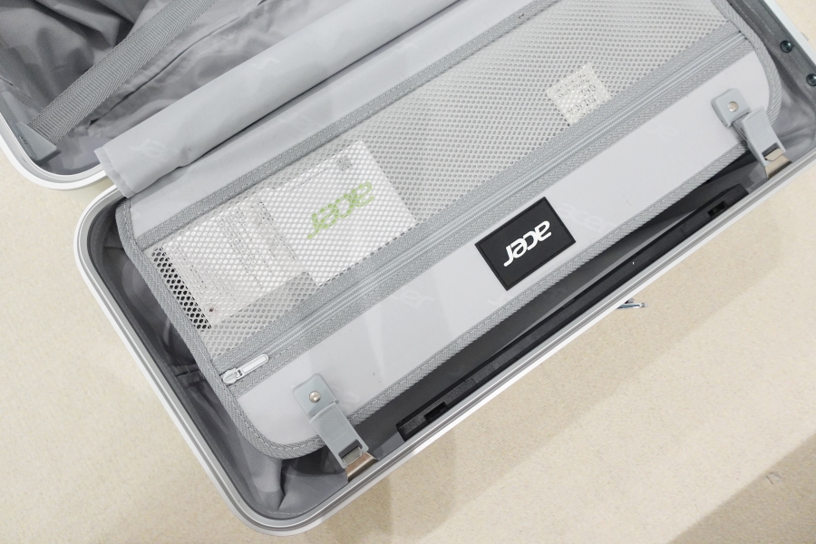 Acer墨爾本四輪對開胖胖箱的拉鍊夾層可以放一些小東西