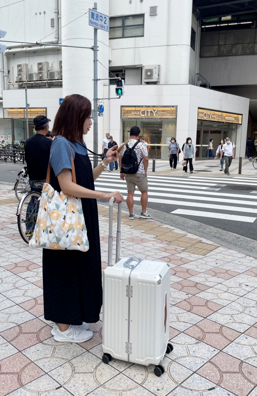 在日本街道上推著Acer這麼美的胖胖箱，感覺自己也時尚起來啦