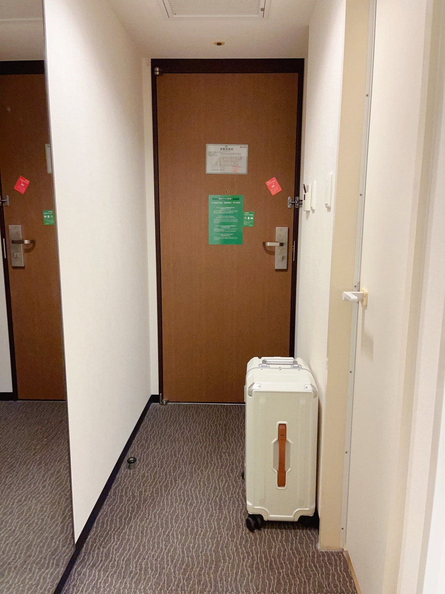 日本旅館的走道真的很窄小啊，只有這咖Acer白色胖胖箱可以攤平