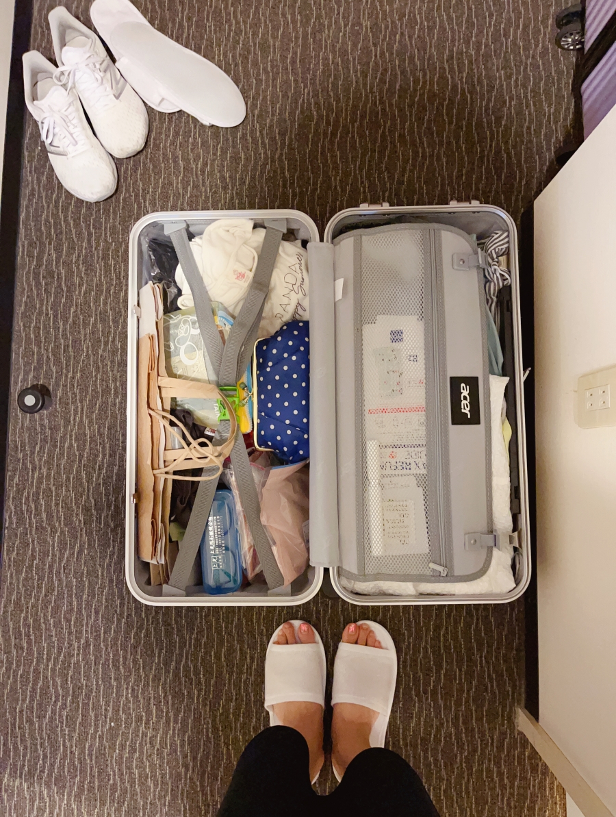 我的Acer胖胖箱在日本旅館的窄小走道不止可以攤平，還有多餘的空間可以進出