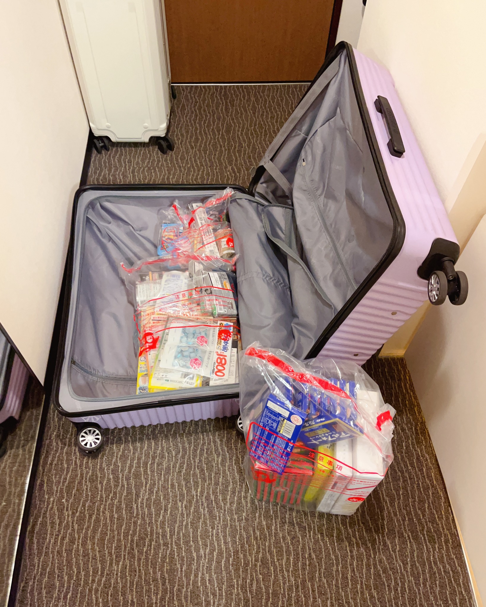 超過一定寬度或高度的物品，要放進一般行李箱是很困難的，只有深度夠的Acer Melbourne對開胖胖箱可以輕鬆收納
