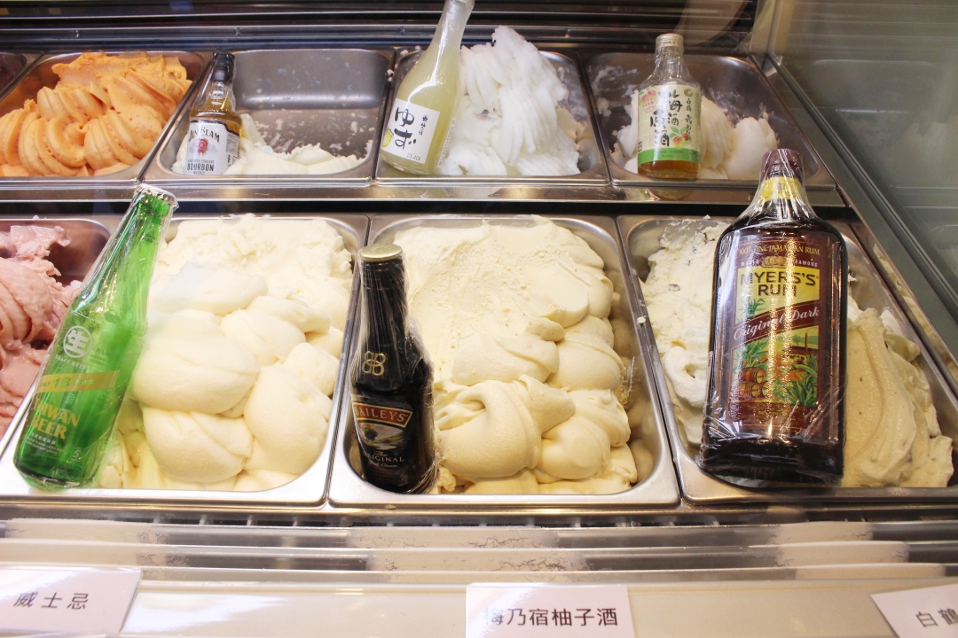 好正商行HAO ZHENG的大人系酒類冰淇淋，都是用整瓶酒下去製成冰淇淋，不加一滴水，吃的到濃郁酒香