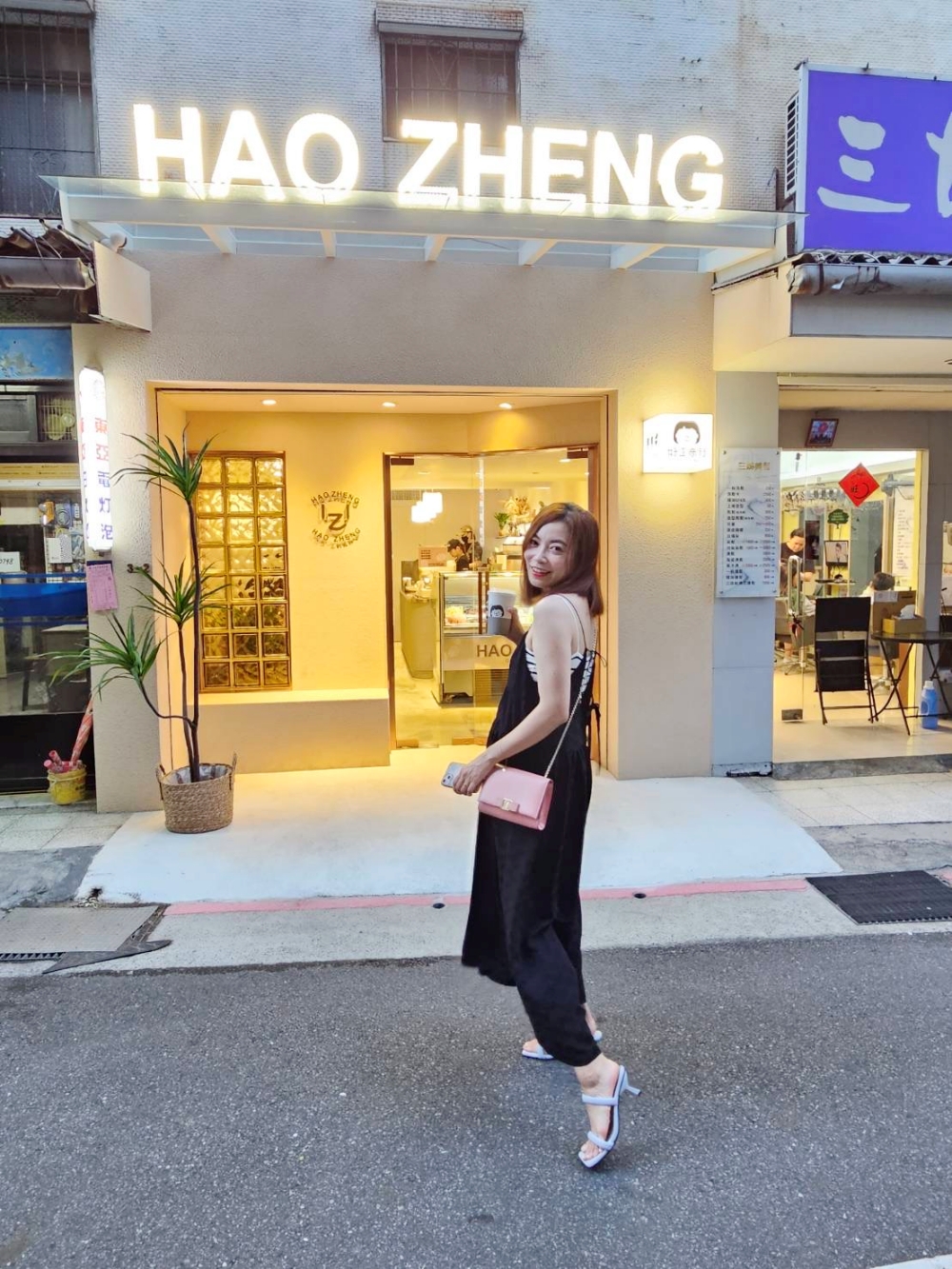 好正商行HAO ZHENG的夜景，夜晚的冰淇淋店更大人系更迷人