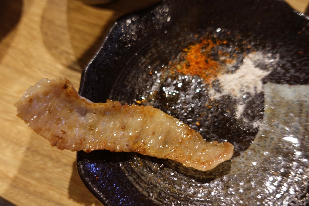淡定人生炭火燒肉小酒館烤完的松阪豬洽洽脆脆